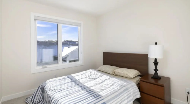 Modern Beautiful Calgary Home, Rezerwuj Hotel Hotele w Calgary Region z parkingiem, Parking