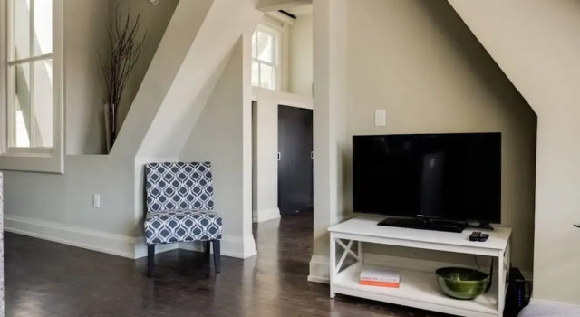 Downtown Penthouse with Free Parking, Забронировать Отель Отели Милуоки 3 звезды, рядом с Областной технический колледж Милуоки, 3*