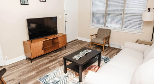 Comfortable 1BR APT With a 24-hour Fitness Center, Забронировать Отель Отели Юниверсити-Сити с парковкой, Парковка