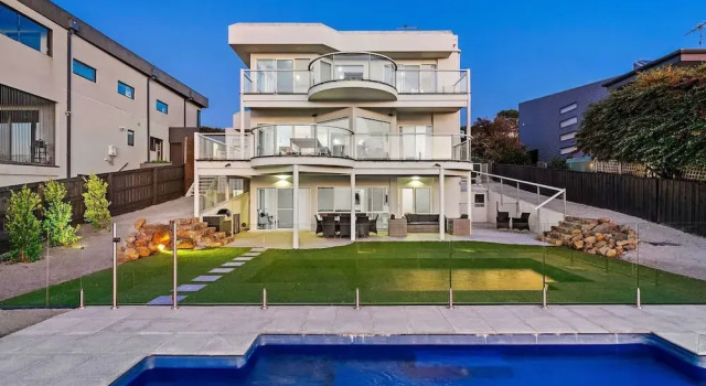 Коттедж Clifftop Family Retreat With Views Pool