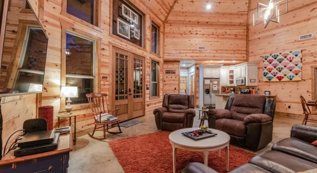 Stained Glass Hill includes Free WiFi, Parking Onsite, Private Hot Tub, and BBQ by RedAwning, Boek Vakantiehuis Broken Bow Oklahoma