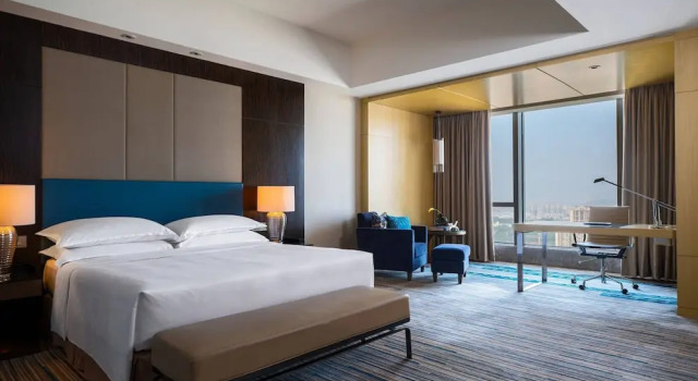 Двухместный номер Premier с видом на город Renaissance Huizhou Hotel