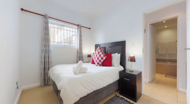 Portico Beachfront Condo, Book Hotel Hoteller i Table View med parkering, Parkering