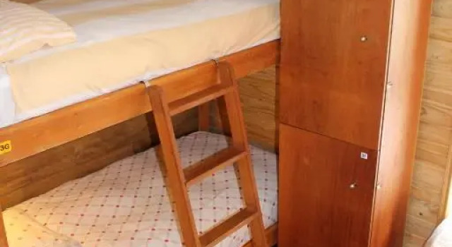 Кровать в общем номере Hostal Compass del Sur