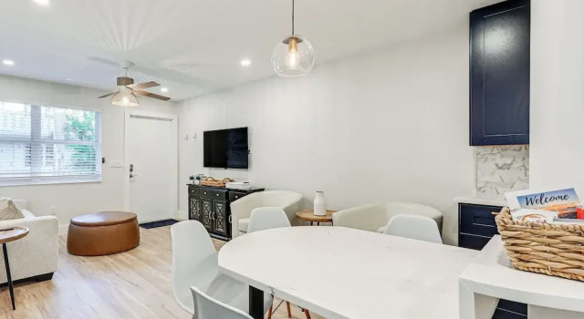 Sleek Coastal Abode: 1 Block to Naples Beach!, Забронировать Апартаменты/квартира Нейплс Southwest Florida, рядом с Palm Cottage