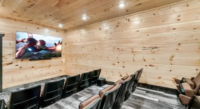 Коттедж c 1 комнатой с балконом 2 Homes Firefly Trail Way by Avantstay Sleeps 28, Indoor Pool + Hot Tub + Movie Theater & Game Room