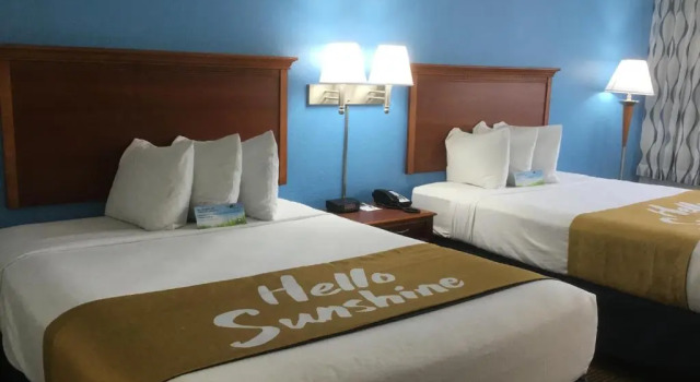 Четырёхместный номер Standard Days Inn & Suites by Wyndham Tallahassee Conf Center I-10