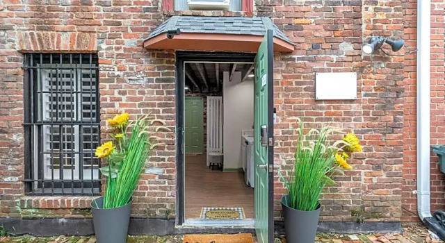 Private Loft Carriage House Walk Score 95, Забронировать Отель Отели Александрии с парковкой, рядом с Gadsby's Tavern Museum, Парковка