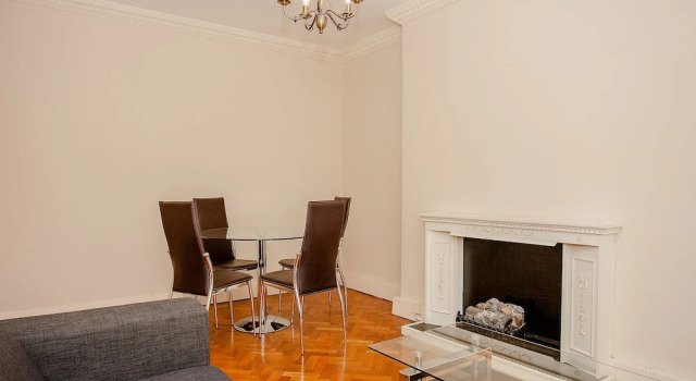 Bright 2 Bedroom Apartment Near Regents Park, Varaa Huoneisto Asunnot kohteessa Merseyside, Huoneisto