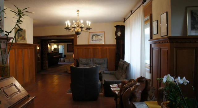 Hotel Astoria, Book Hotel Hoteller i Leukerbad med pool, Swimmingpool