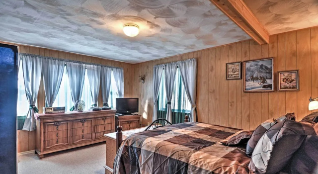 South Fork Log Cabin w/ Beautiful Mountain Views!, Rezerwuj Dom wakacyjny Hotele w South Fork z parkingiem, Parking