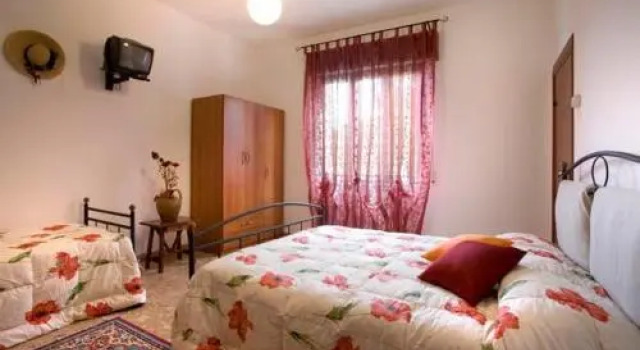 Agriturismo Al Mandorlo, Book Hotel Hoteller i Serrungarina med parkering, Parkering