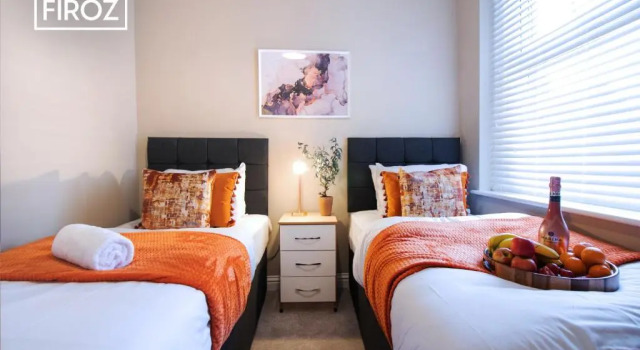 Апартаменты 2 Bedroom 1 Bathroom Town Center Apartment With Free Parking By Firoz Property Management
