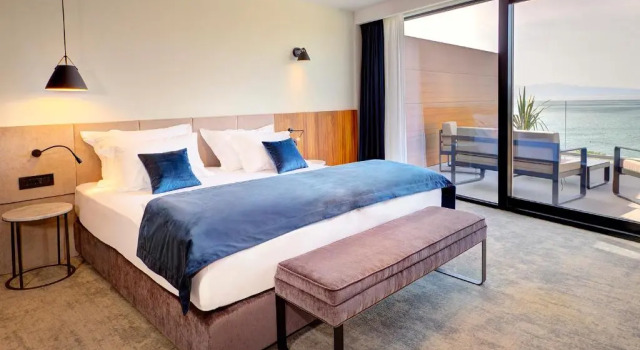 Люкс Luxury с балконом и с видом на море Luxury Hotel Riva