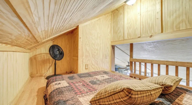 Unwind By Fire! Creekside Whittier Cabin w/ Deck, Забронировать Дом для отпуска Отели Уитиер с парковкой, Парковка