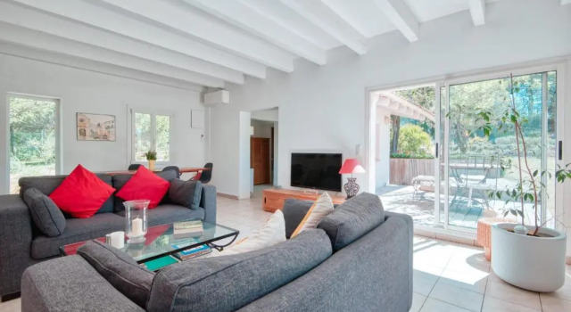 Коттедж Spacious house in the countryside with terrace garden and swimming pool
