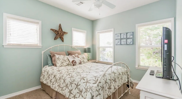 455 Hidden Lake Way House - 4 Br home by RedAwning