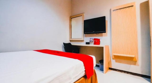 RedDoorz Plus near Sultan Hasanuddin Airport, Prenota Hotel Hotel a Sulawesi con parcheggio, Parcheggio