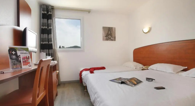 Трёхместный номер Standard The Originals City, Hôtel La Belle Étape, Brignoles