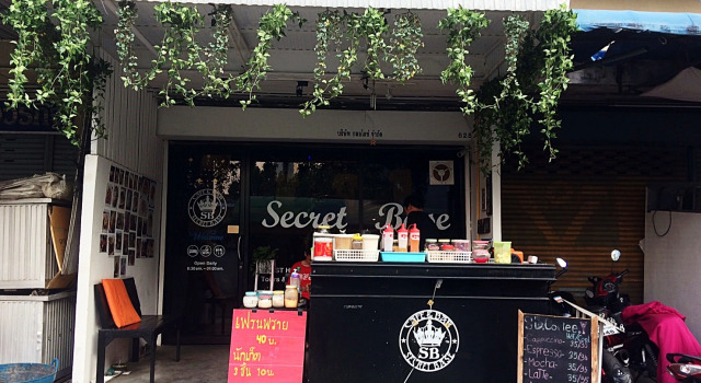 Cafe and Bar Secret Base, Забронировать Отель Отели Бангкока с парковкой, Парковка