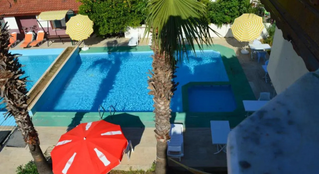 Люкс с видом на сад Erasmus Apart Hotel