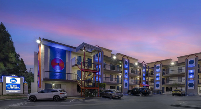 Best Western Courtesy Hotel - Anaheim Resort Amusement Park, Забронировать Курортный отель Анахайм Disneyland California, рядом с Курорт Disneyland® Resort