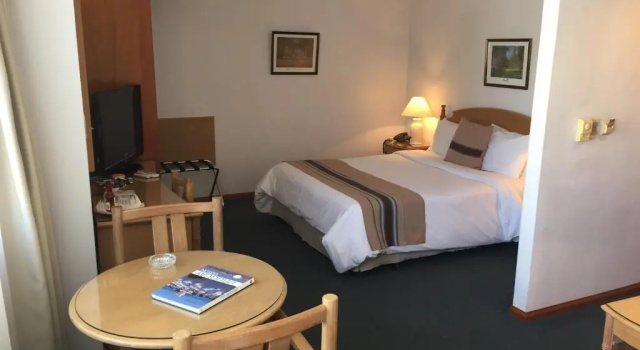 Трёхместный номер Standard Crystal Palace Hotel