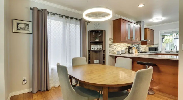 Апартаменты с 3 комнатами с балконом Lake Oswego Home w/ Deck 9 Mi to Downtown Portland