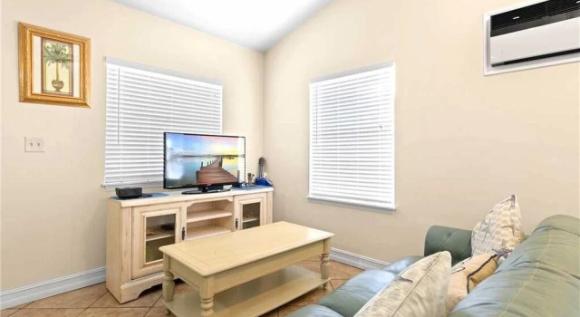 Mangrove Breeze, 3 Bedroom, Fenced Yard, Pets, Walk to Beach, Sleeps 10, Забронировать Отель Отели в центре Форт-Майерс-Бич, в центре