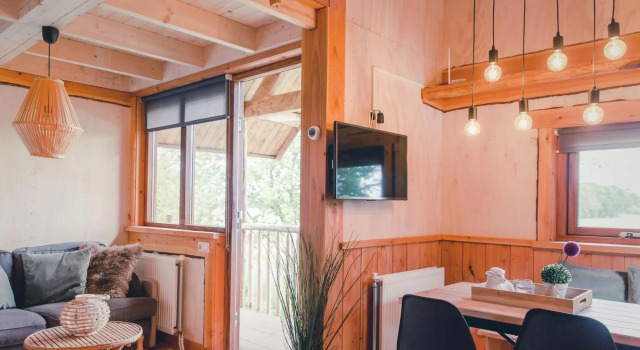 Beautiful wooden tree house with terrace in a holiday park on the river De Regge, Rezerwuj Hotel Zuna Twente