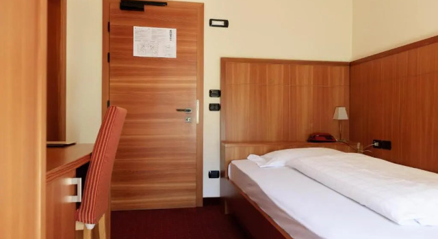 Standard Einzel Zimmer Hotel Touring