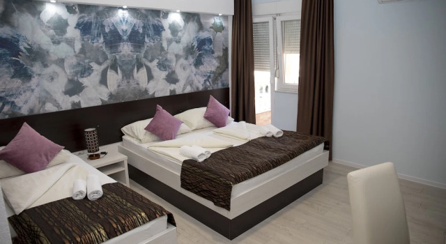 Трёхместный номер Deluxe c 1 комнатой с балконом и с видом на бассейн Hotel Villa Nadin