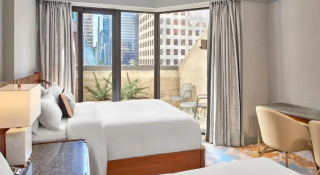 Четырёхместный номер Standard Metropolitan Hotel Vancouver
