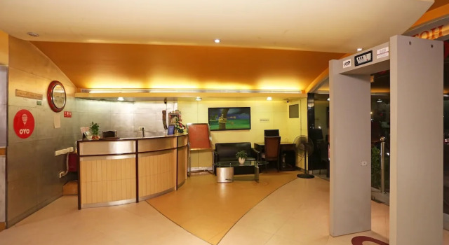 OYO 443 Hotel Lohias, Забронировать Отель Отели Нью-Дели с завтраком, Завтраки