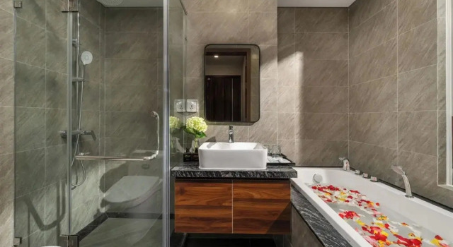 Двухместный люкс с балконом и с видом на город Zen Lotus Hotel & Apartment