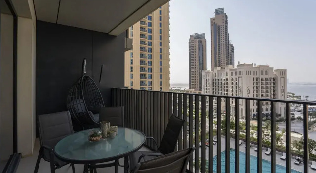 HiGuests - Creek Horizon Tower 1, Забронировать Отель Отели Дубая с бассейном, Бассейн