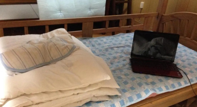 Кровать в общем номере Goto Guest House Utojuku