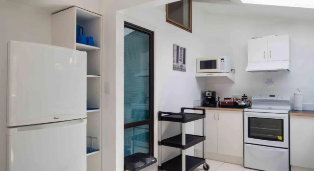 Кровать в общем номере с 6 комнатами с видом на океан By the Bay Beachfront Apartments