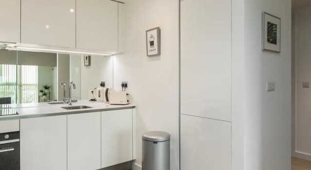 Bright 1 Bedroom Flat with Amazing Rooftop!
