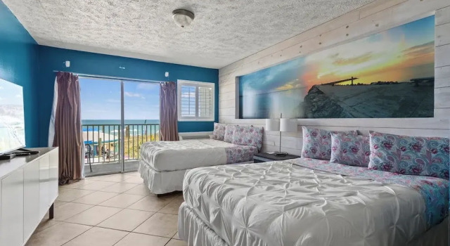 Oceanfront Inn Room #24- Ocean View Balcony 2 Full Beds, Забронировать Отель Форт-Пирс штат Флорида