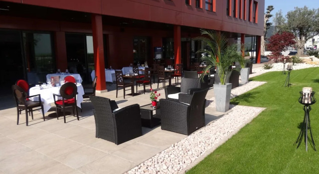 Люкс Kyriad Prestige Lyon Est - Saint Priest Eurexpo Hotel and Spa