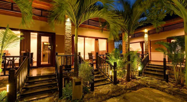 Бунгало с балконом и с видом на бассейн Qualia Resort Phu Quoc