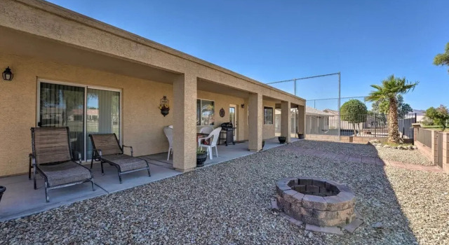 Коттедж с 3 комнатами Fort Mohave Family Home w/ Golf Course Views!