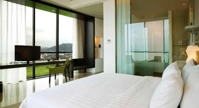 Двухместный номер Superior Novotel Lampung