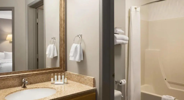 Номер Standard Travelodge by Wyndham Edmonton Airport