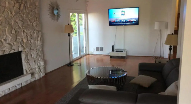 Коттедж 4 bedroom and 3 bath home close to universal studio and Hollywood