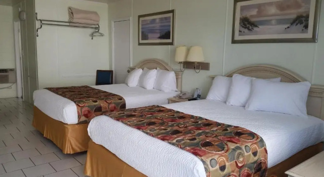 Четырёхместный номер Standard с видом на бассейн Vancouver Motel