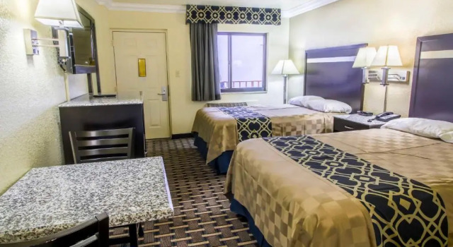 Четырёхместный номер Standard Inn of America