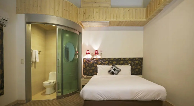 Полулюкс Metro Tourist Hotel