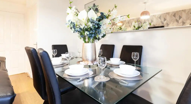 3 Bedroom 3 Bathroom House in Central Milton Keynes with Garden, Free Parking and Smart TV - Contractors, Relocation, Business Travellers, Забронировать Апартаменты/квартира Апартаменты Милтон-Кинс, рядом с Inspired Gourmet Cookery School, Апартаменты/квартира